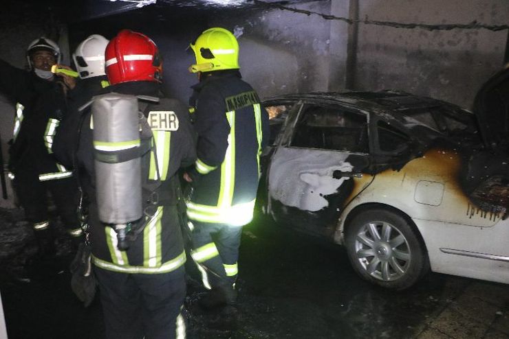 مهار آتش‌سوزی خودرو در پارکینگ منزل مسکونی در خیابان صیادشیرازی مشهد+تصاویر