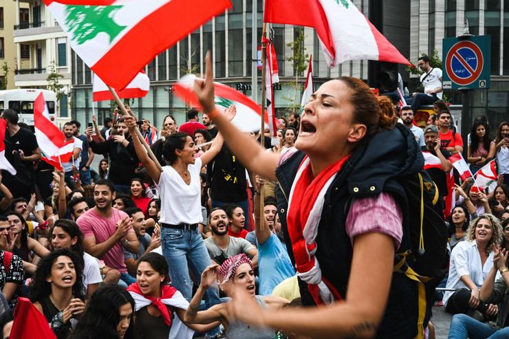 فیلم حمله معترضان لبنانی به ساختمان وزارت امور خارجه