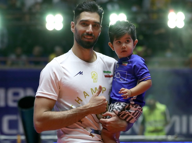 همسر محمد موسوی کیست؟ | ستاره والیبال با پسر ۳ ساله اش روی سکوی قهرمانی!
