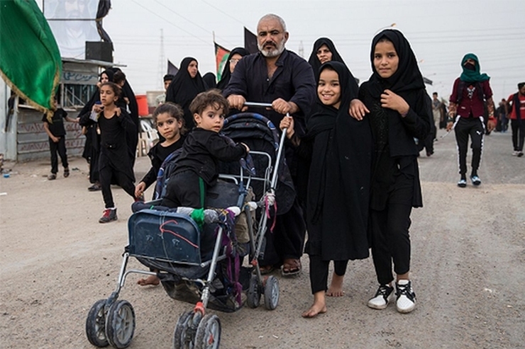 ویدئو | خدمت عاشقانه عراقی‌ها به زائران اربعین