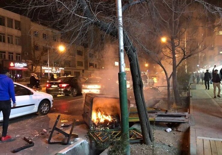 حمله اغتشاشگران به پاکبانان تهرانی| ۵۴ ایستگاه اتوبوس و ۲۳ خودروی آتش‌نشانی خسارت دید