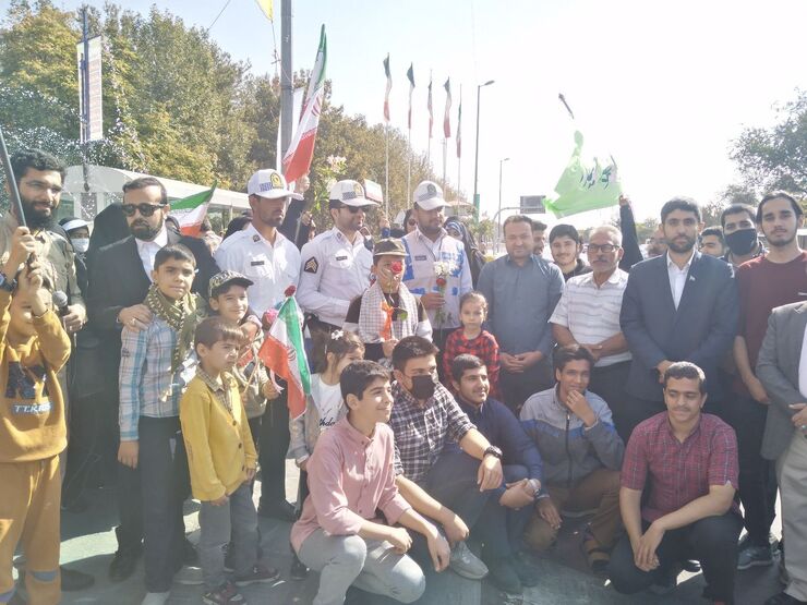 کارناوال خودرویی مردم مشهد| تقدیر و اهدای گل به نیرو‌های امنیت