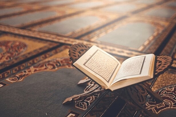 بانوی ۷۴ ساله مشهدی، نسخه قرآن کتابت‎شده خود را به موزه آستان قدس رضوی اهدا کرد