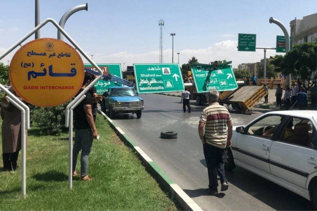 علت سقوط تابلو‌های تبلیغاتی میدان قائم مشهد چه بود؟ (۱۴ خرداد ۱۴۰۲)