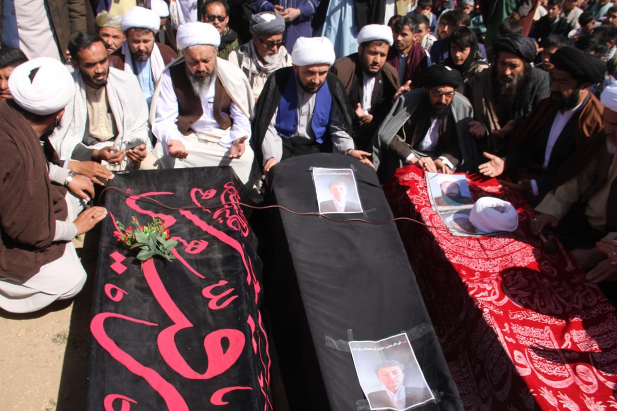عکس‌هایی از مراسم تشییع پیکر شهدای حمله به مسجد شیعیان در هرات