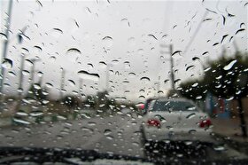 بارش باران  و لغزندگی معابر در جاده‌های خراسان رضوی | کاهش دید افقی رانندگان در جاده سبزوار و بردسکن (۱۸ اردیبهشت ۱۴۰۳)